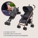 Grijze buggy met koperkleurige frame, compact op te vouwen.