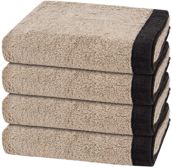 Pile de quatre serviettes beiges avec bordure bleu foncé.