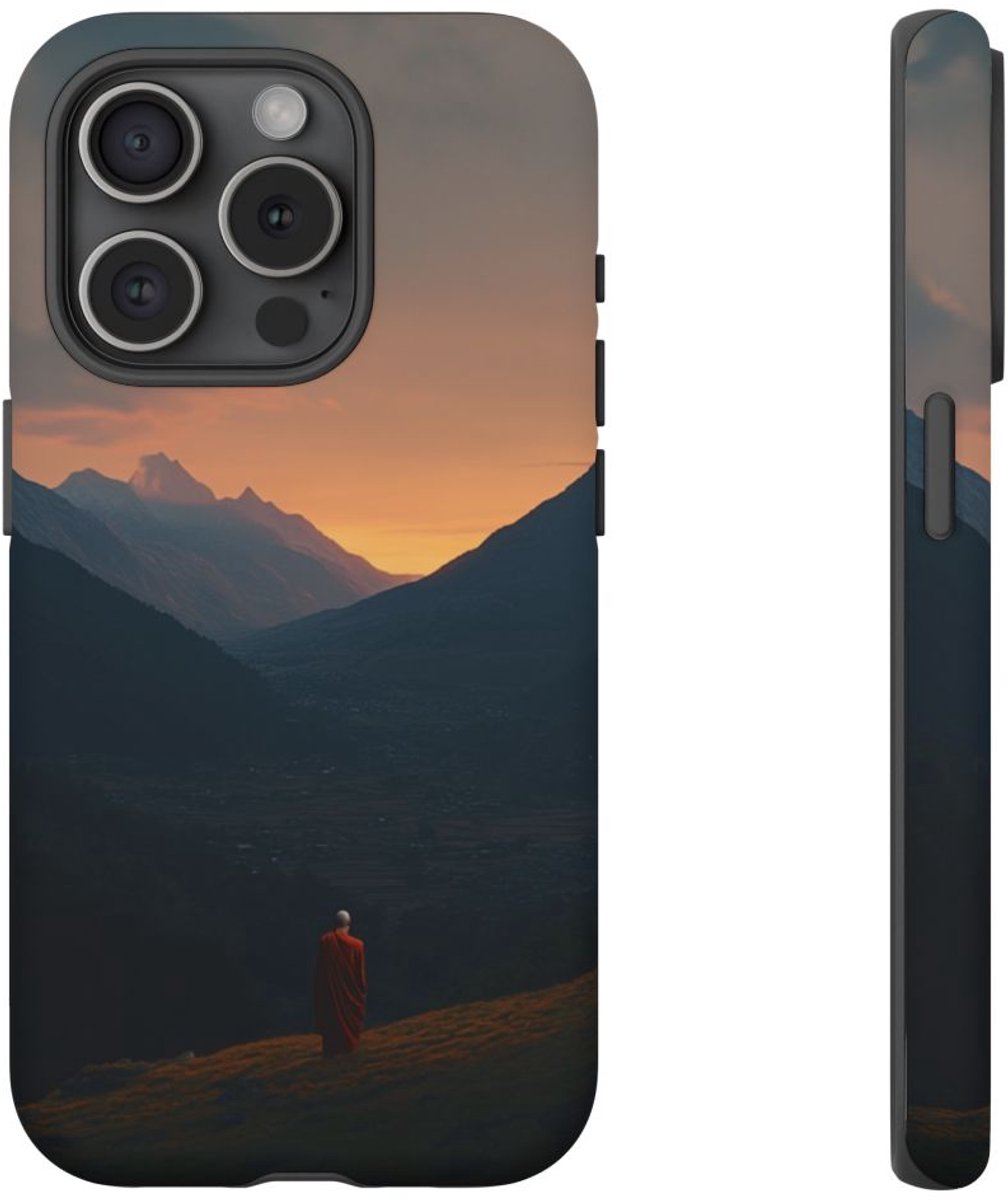 Monnik in Bergdal bij Zonsopkomst – Telefoonhoesje Geschikt voor iPhone 15 Pro