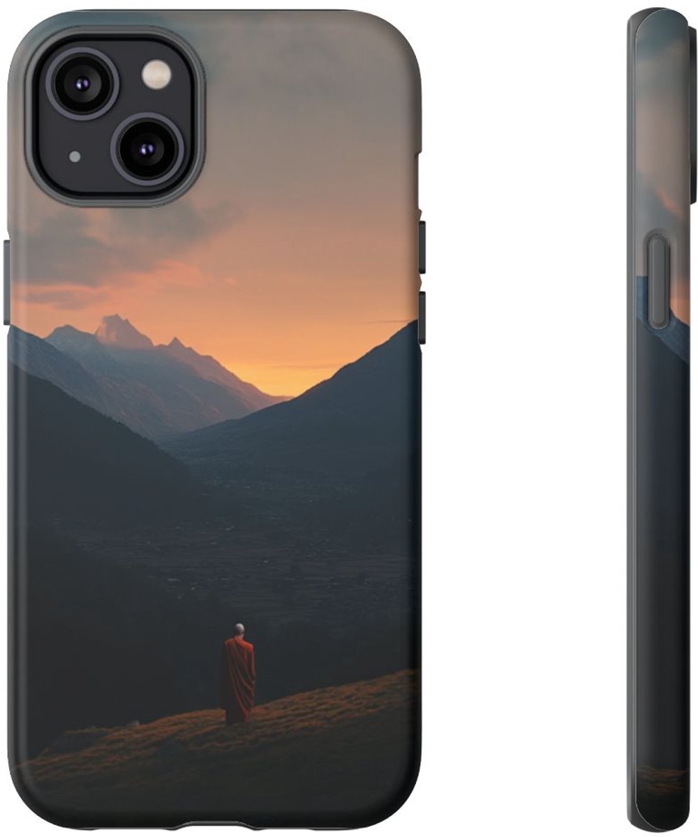 Monnik in Bergdal bij Zonsopkomst – Telefoonhoesje Geschikt voor iPhone 14 Plus