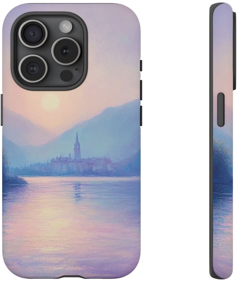 Zonsondergang Boven Mistig Meer en Dorp – Telefoonhoesje Geschikt voor iPhone 15 Pro