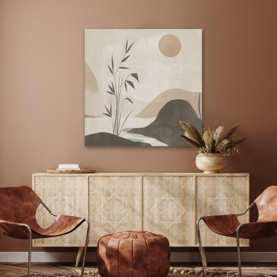 Un salon avec un panneau acoustique représentant un paysage abstrait beige, gris et marron, au-dessus d'un buffet en bois avec des décorations et deux fauteuils en cuir.
