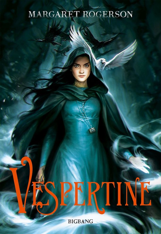 Vespertine, T1. Een vrouw met donker haar en een blauwe jurk, gehuld in een donkere capuchon. Een duif vliegt over haar hoofd, kraaien vliegen om haar heen.
