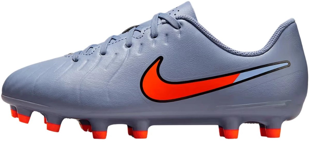 Nike Jr. Legend 10 Club FG/MG voetbalschoenen in marine met oranje swoosh en stevige noppen voor grip op het veld.