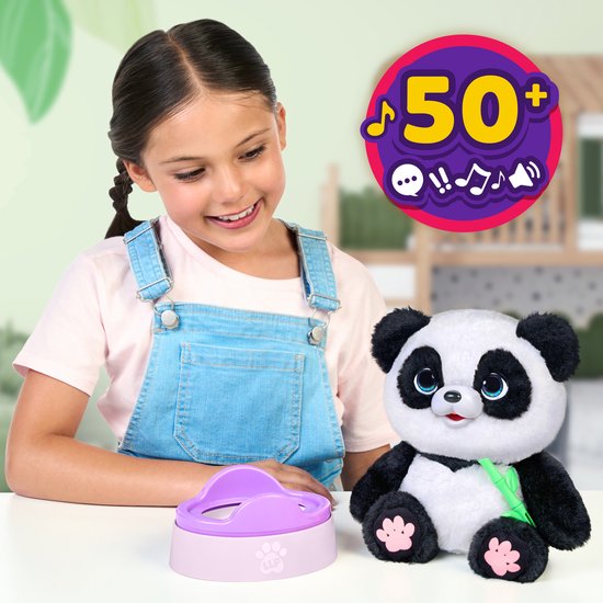 Meisje kijkt naar panda knuffel naast paars potje. Tekst: '50+ geluiden'.