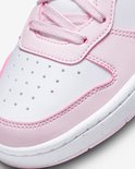 Sluiting met roze veters op witte en roze sneaker