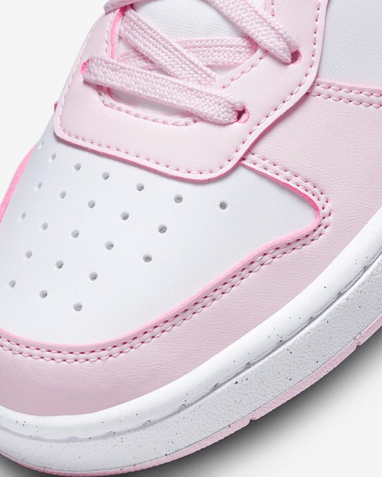 Sluiting met roze veters op witte en roze sneaker