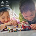 Kinderen spelen met een Lego City camper set.