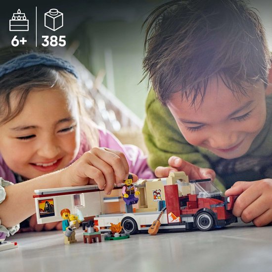 Kinderen spelen met een Lego City camper set.