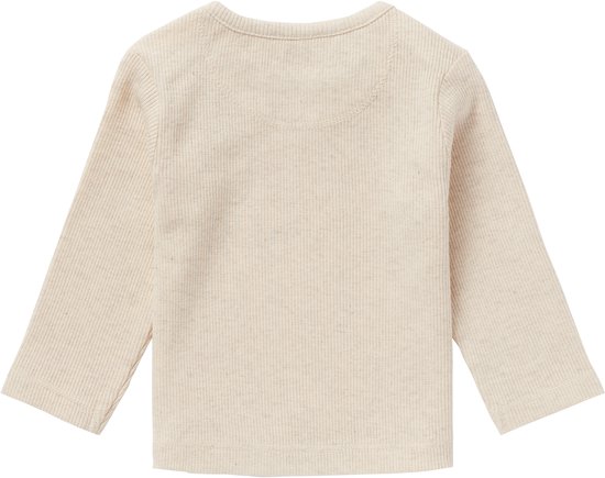 Achterkant van een crèmekleurig ribgebreid T-shirt met lange mouwen.