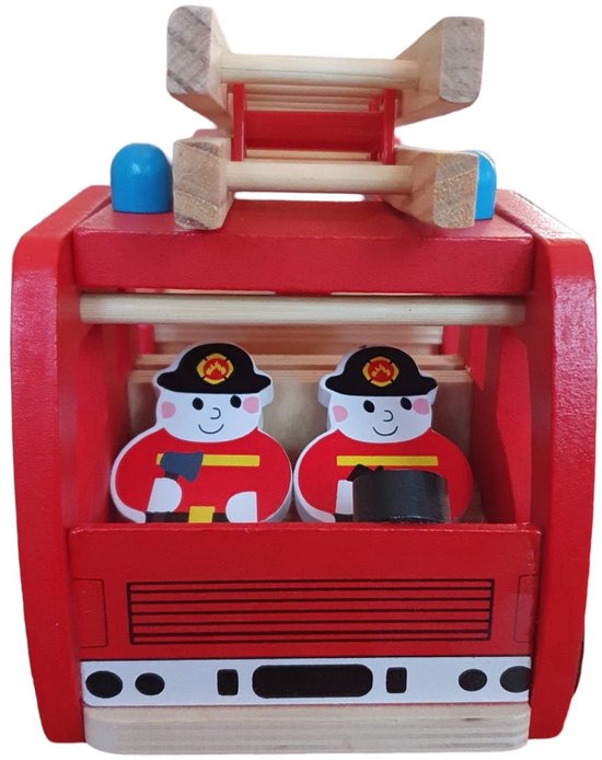 Zijaanzicht van houten brandweerauto met twee brandweermannen in de cabine.