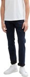 Een man met een witte t-shirt draagt een donkerblauwe slim fit jeans met omgeslagen broekspijpen.