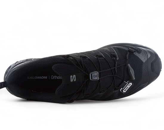 Zwarte Salomon wandelschoen, van bovenaf gezien, met vetersluiting en 'Wide Fit' label.