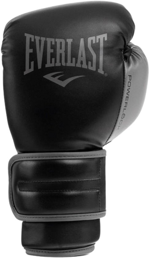 Zwarte Everlast bokshandschoen met "POWERLOCK" op de zijkant. Zwarte klittenbandsluiting met grijze accenten.