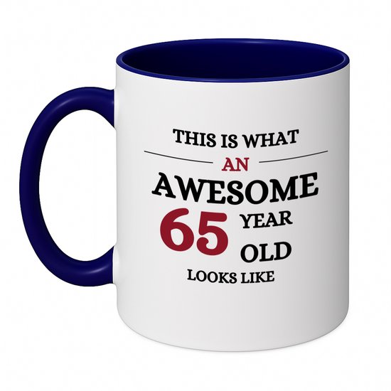 Mug blanc avec intérieur et anse bleu foncé. Texte : THIS IS WHAT AN AWESOME 65 YEAR OLD LOOKS LIKE.