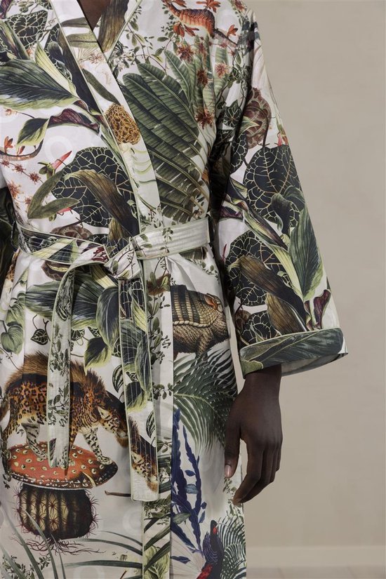 Model in lichte badjas met jungleprint van bladeren, bloemen, en dieren zoals een luipaard en een krokodil.