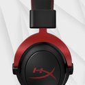 Zwarte gaming headset met rode hoofdband en oorschelpen.