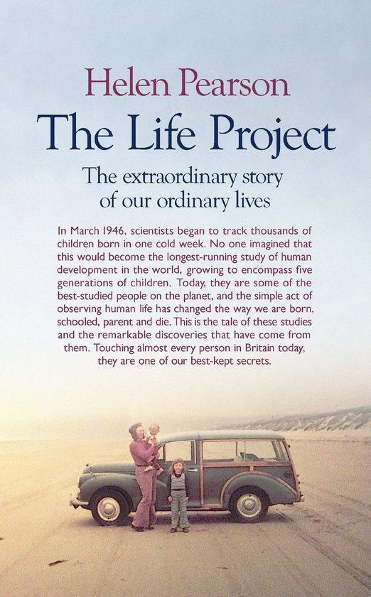 Couverture du livre 'The Life Project' par Helen Pearson. Une famille à côté d'un break sur une plage.