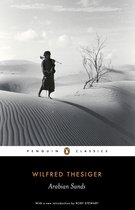 Boek 'Arabian Sands' van Wilfred Thesiger, met een man in traditionele kleding die op een duin staat met een geweer over zijn schouder.