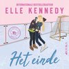 Boekomslag: Twee schaatsers, een man met nummer 66, omhelzen elkaar op een ijshockeybaan met een net en sticks.