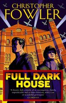 Boek kaft met twee mannen op de voorgrond, en een gebouw met vliegtuigen op de achtergrond. Titel: FULL DARK HOUSE.