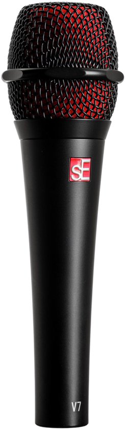Zwarte microfoon met rode binnenkant en 'SE V7' logo.
