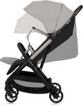 Zij-aanzicht van een zwarte buggy met een verstelbare grijze zonnekap en een grijze zitting met Lionelo-logo.
