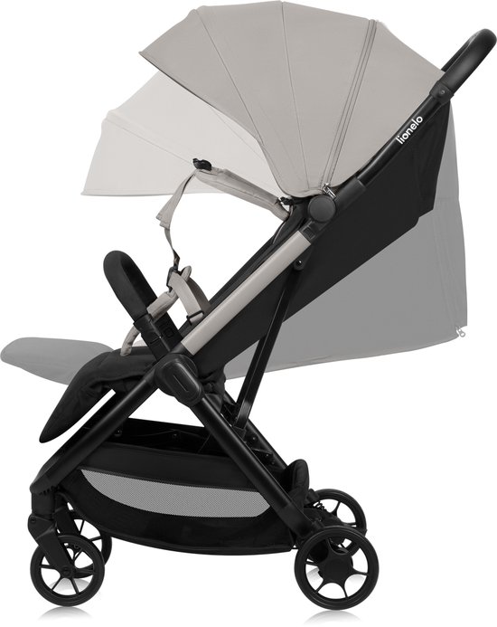 Zij-aanzicht van een zwarte buggy met een verstelbare grijze zonnekap en een grijze zitting met Lionelo-logo.