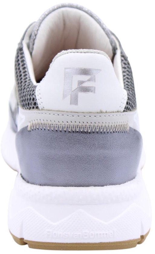Achterkant van een zilverkleurige lage sneaker met witte zool en gumkleurige loopzool.