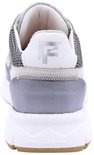 Achterkant van een zilverkleurige lage sneaker met witte zool en gumkleurige loopzool.