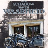 Boek "In de schaduw van de waarheid". Oorlogsroman door Sonn Franken, met een motor en soldaat op de cover.