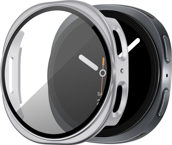 Zilverkleurig horlogehoesje met screenprotector wordt over een smartwatch geschoven. De smartwatch heeft een donkergrijs bandje.