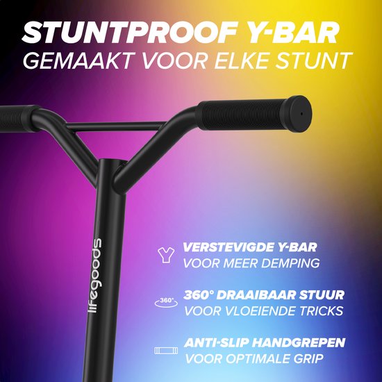 Zwarte stuntstep Y-bar met "Lifegoods" logo en antislip handgrepen.