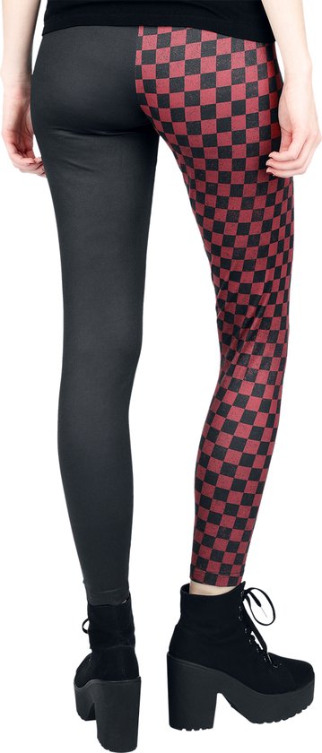 Achterkant van een legging met aan de ene kant zwart en de andere kant rood-zwart dambord.