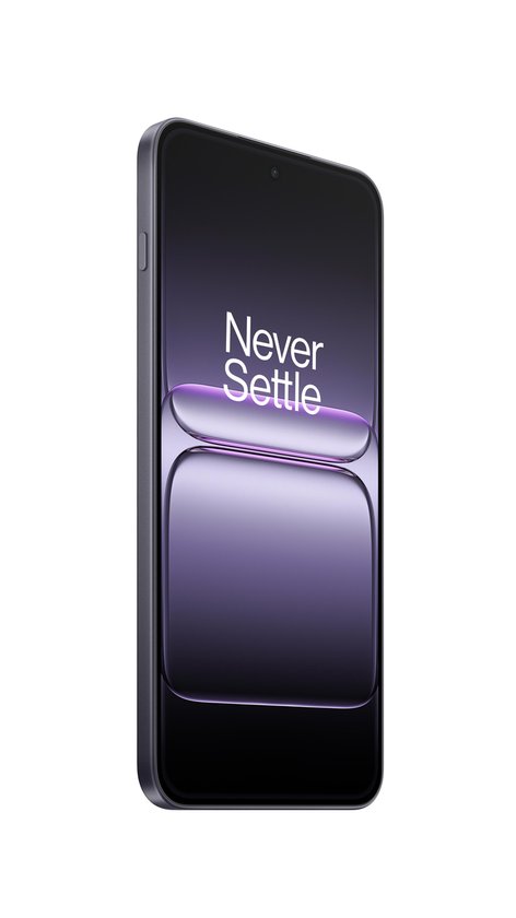 Zij-aanzicht van een donkergrijze OnePlus smartphone met 'Never Settle' op het scherm.