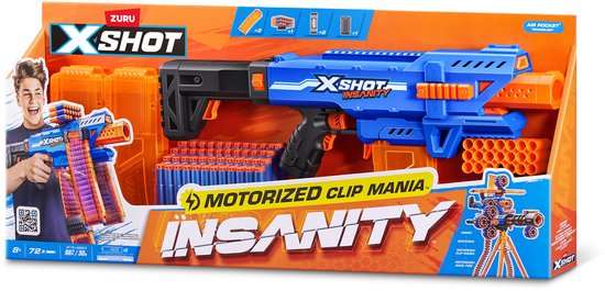 Verpakking van de X-Shot Insanity blaster met op de voorkant een jongen die de blauwe blaster vasthoudt. De blaster heeft twee doorzichtige oranje magazijnen.
