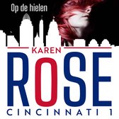 Boekcover met 'Op de hielen' en 'Karen Rose' in grote letters. Silhouet van een stad en een vrouw met rood haar.