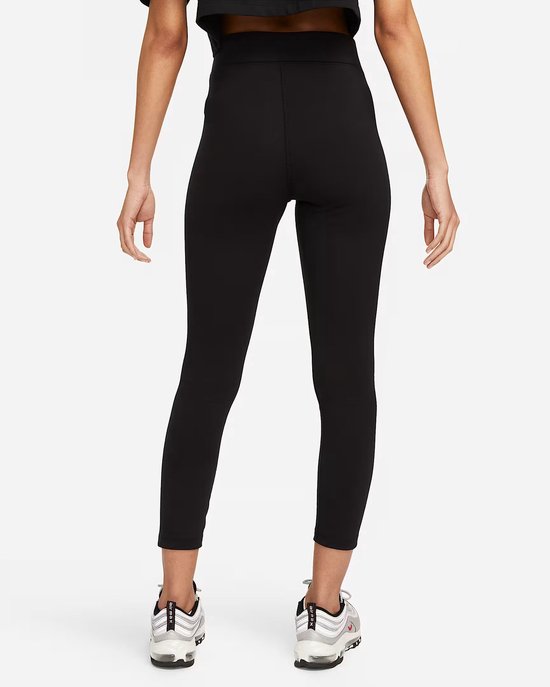 Vrouw in zwarte Nike capri legging, gezien vanaf de achterkant.