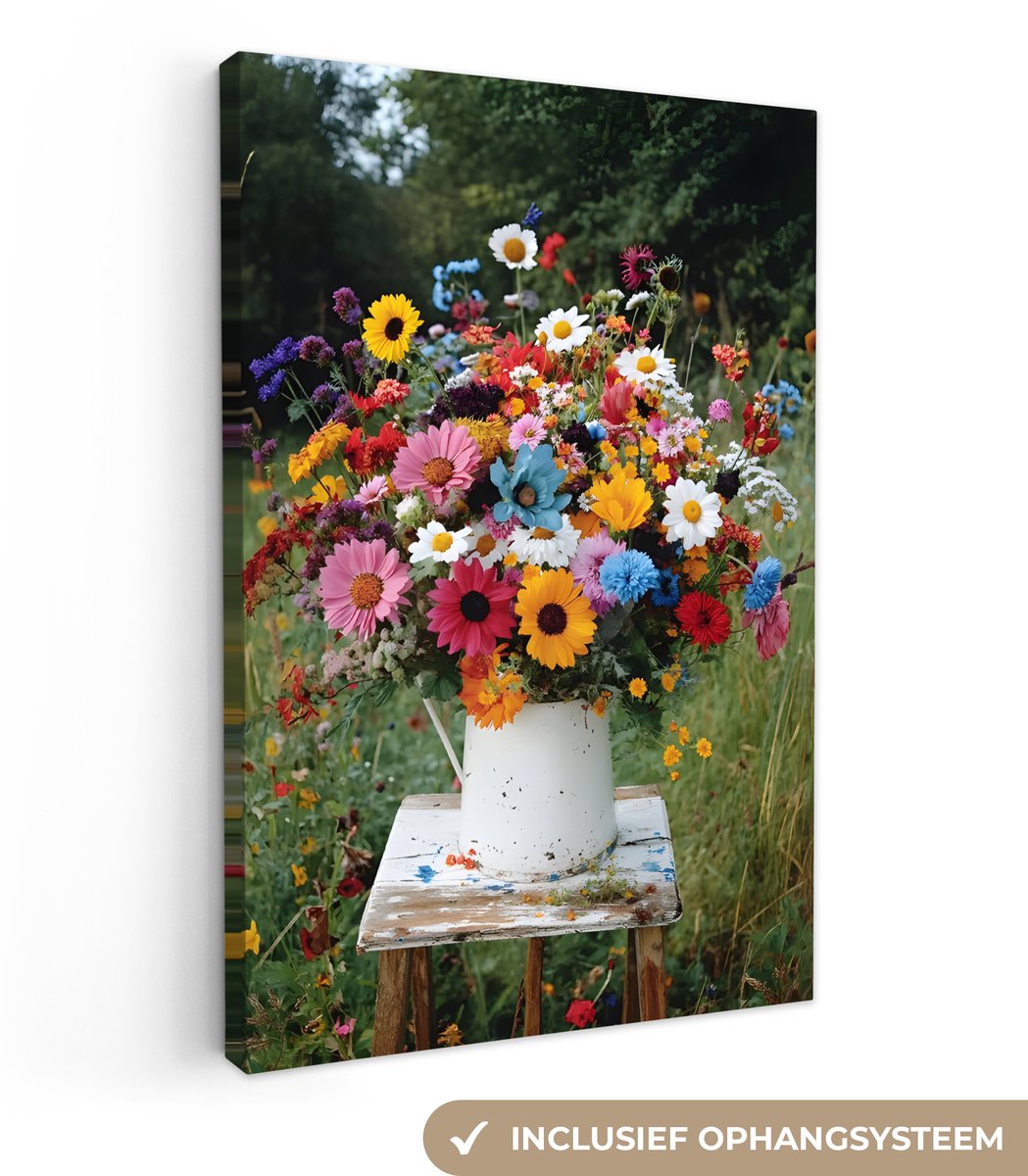 Canvas schilderij 40x60 cm - Exclusieve wanddecoratie Bloemen - Krukje - Gieter - Veld - M