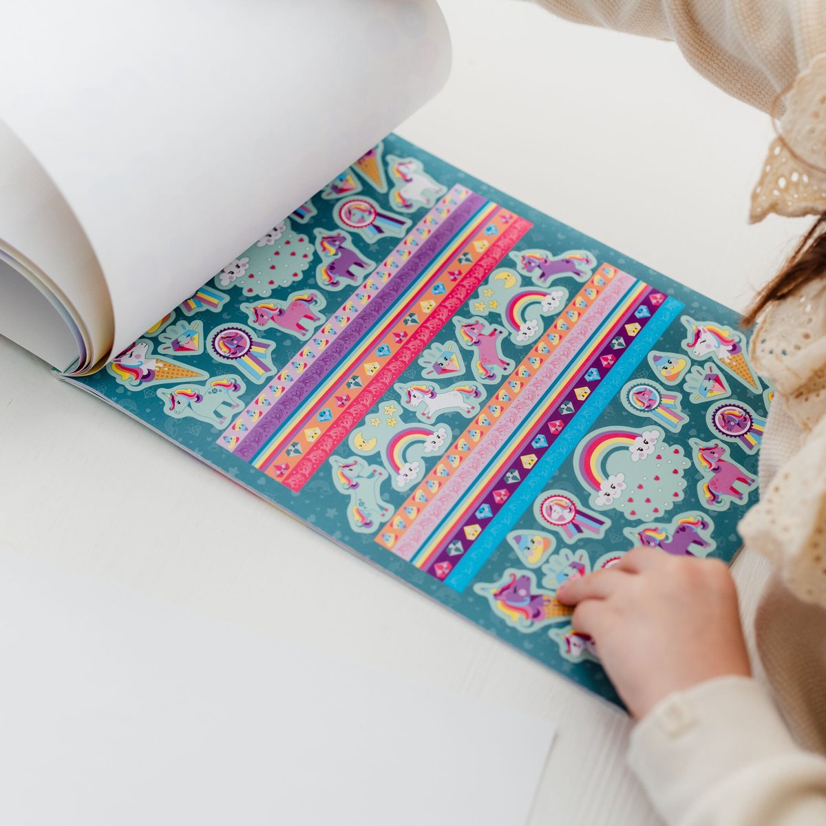 Totum Unicorn A4 sticker boek 1000 stickers - 20 pagina's met unicorn thema - speelgoed knutselen stickeren - vanaf 3 jaar — afbeelding 10