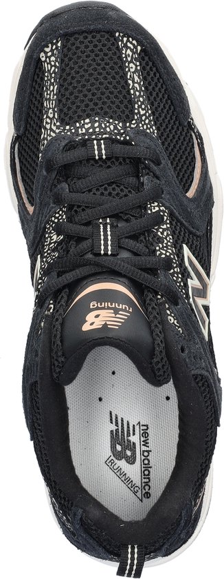 Zwarte New Balance U530 sneaker, deels mesh, met luipaardprint en beige details.