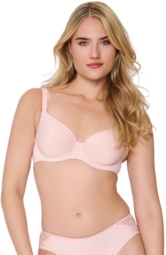 Lichtroze beugelbeha met kanten afwerking op de bandjes op model.