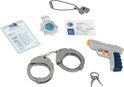 Politie accessoires: speelgoedpistool, handboeien met sleutels, fluitje, badge en papieren documenten.