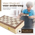 Houten schaakbord opgevouwen, een jongen stopt het in een rugzak. "Voor thuis en voor onderweg".