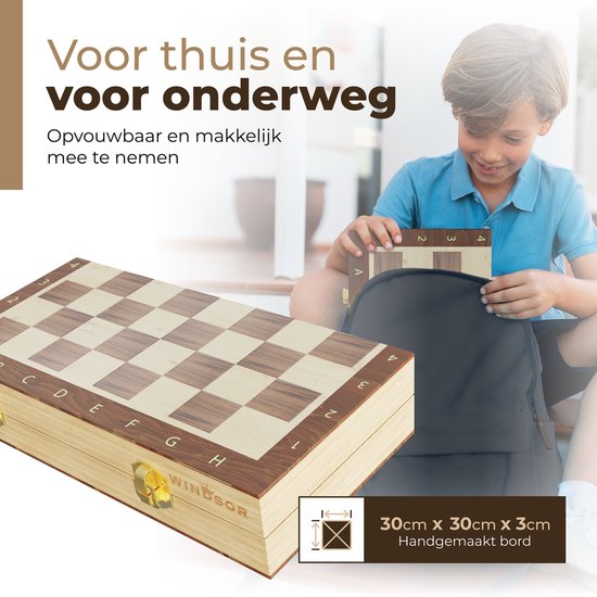 Houten schaakbord opgevouwen, een jongen stopt het in een rugzak. "Voor thuis en voor onderweg".