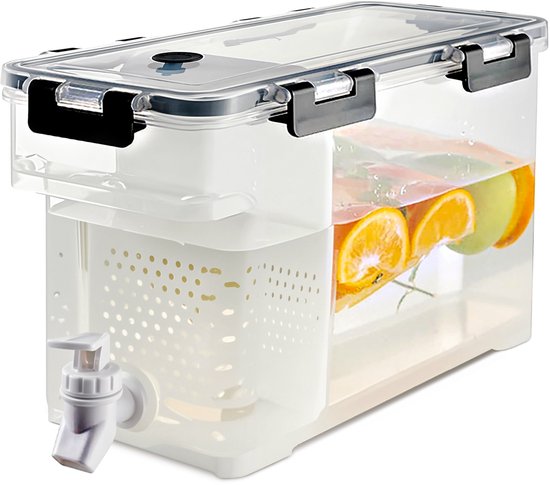 Doorzichtige drankdispenser met water, schijfjes sinaasappel, citroen en appel, en een wit kraantje.