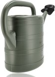 Donkergroene gieter van 10 liter, met ribbels op de body en een zwarte sproeikop op de tuit.