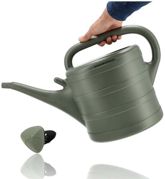 Hand houdt een donkergroene gieter vast, met de sproeikop ernaast. De gieter heeft ribbels.