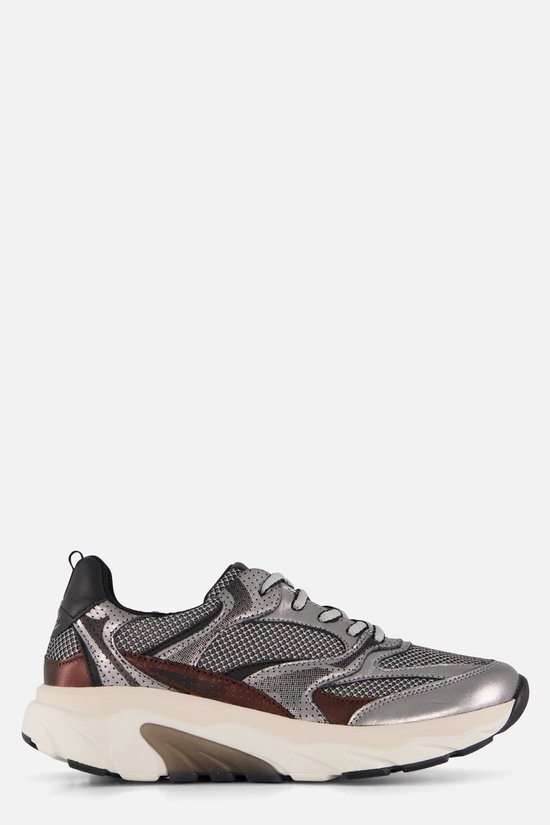 Grijze Gabor Rollingsoft sneaker met metallic zilveren details, mesh en beige zool.