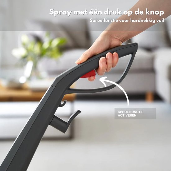 Hand van een persoon die de rode sproeiknop van de grijze tapijtreiniger indrukt.